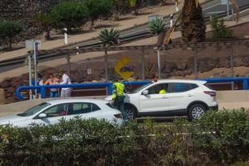  Encomiable servicio de auxilio de una patrulla de la Guardia Civil de Tráfico en Telde/Reportaje Antonio Rico.